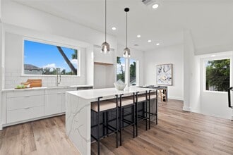 Building Photo - 216 E 31st St