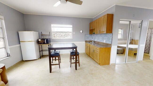 Foto del edificio - 6375 19th Ave N Duplex