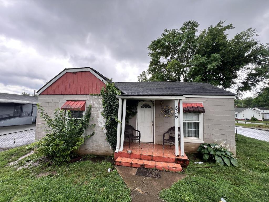 Primary Photo - 836 Sidebrook Ave