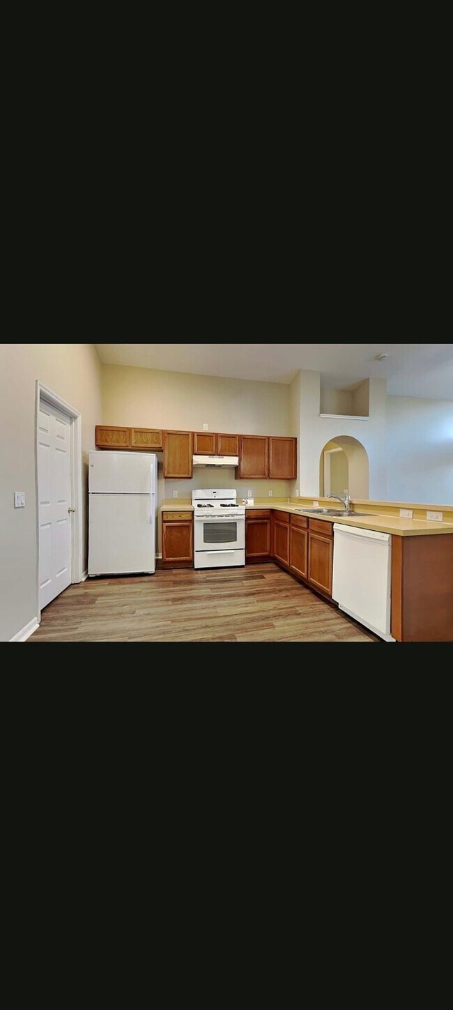 Foto del edificio - 6805 Waterton Dr