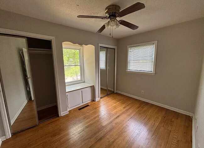 Foto del edificio - 106 Oakmont Ave
