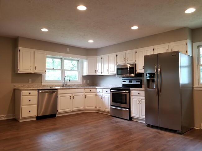 Building Photo - ***AVAILABLE April 2025*** 3 BED W 2 CAR G...