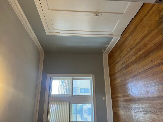 Building Photo - 225 E 78th St
