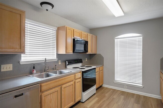 Building Photo - 10807 Twin Circles Dr