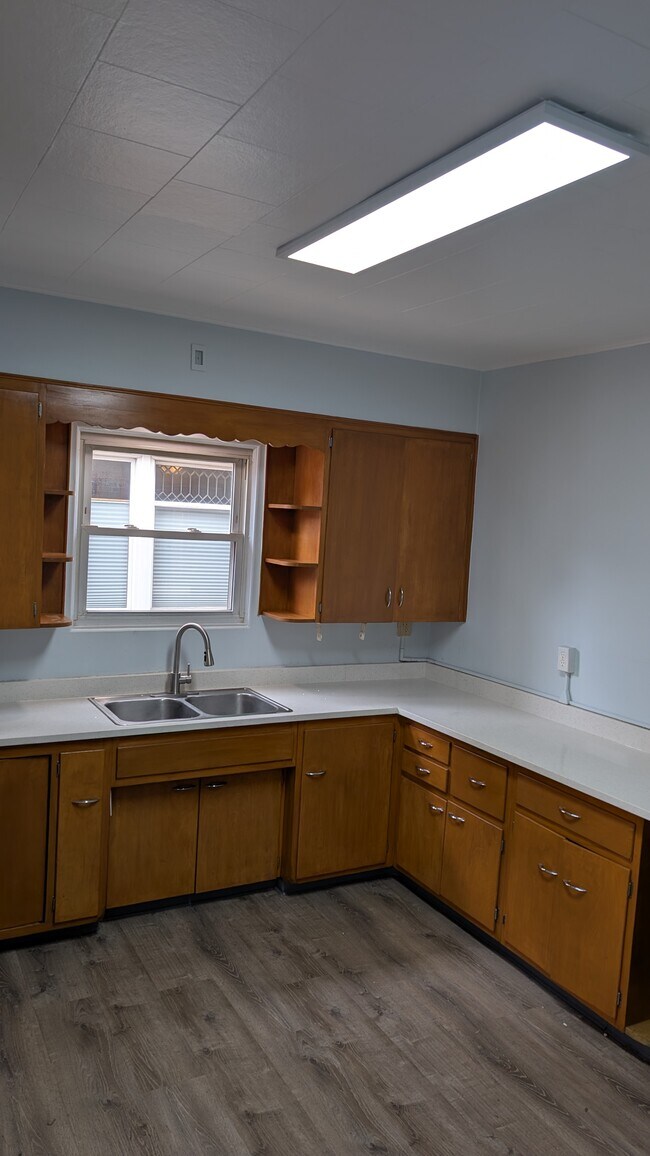 kitchen - 2006 52nd St