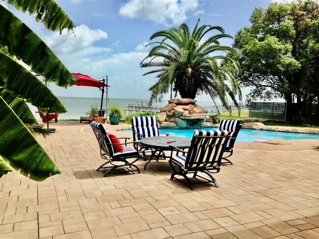 Building Photo - 4610 W Bayshore Dr