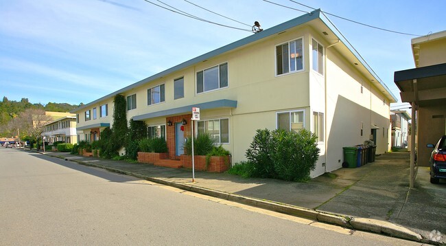 Building Photo - 41-45 Woodland