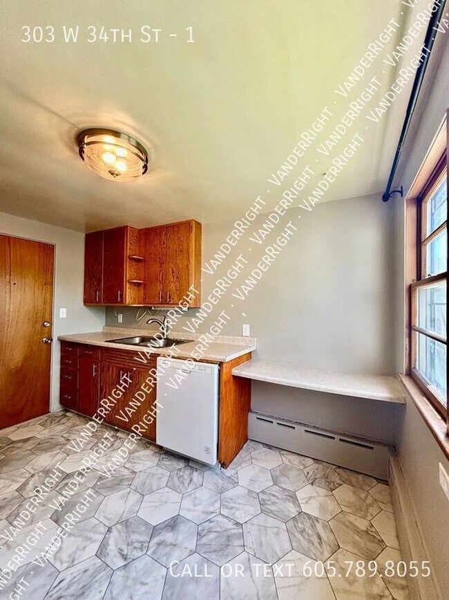 Building Photo - Charming 2 Bedroom Main Floor Apartment Wi...