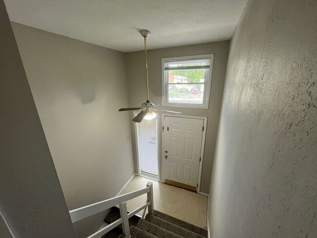 Building Photo - New Price! Split level 3 bedroom, 1.5 bath...