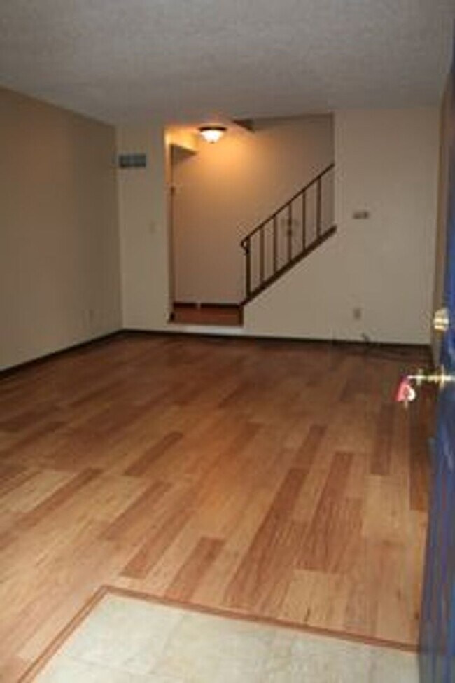 Building Photo - Large townhomne