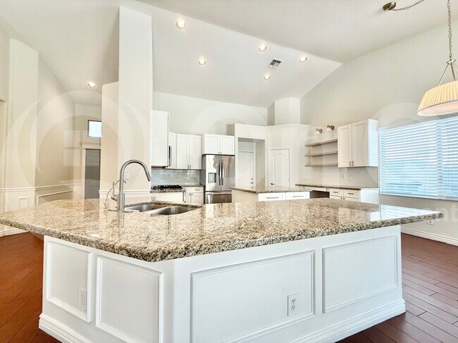 Building Photo - 3551 E San Pedro Ave