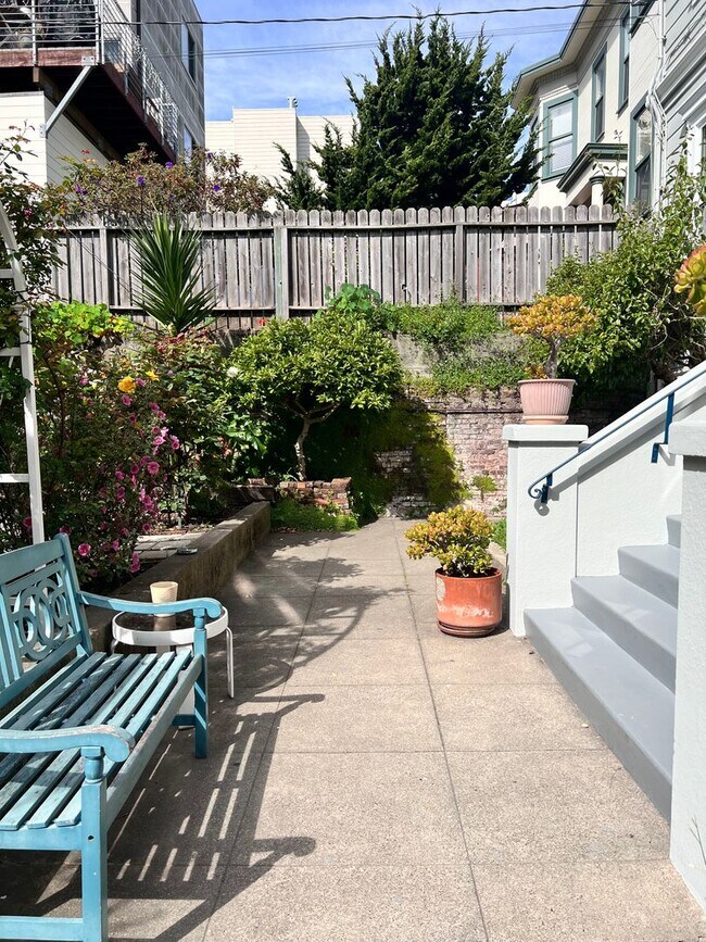 Building Photo - 2BR/1BA North Beach Renovated GEM! Parking...