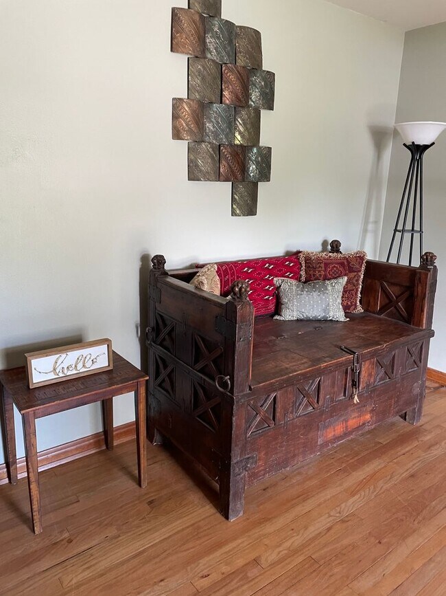 Foto del edificio - Beautiful fully furnished home with many g...