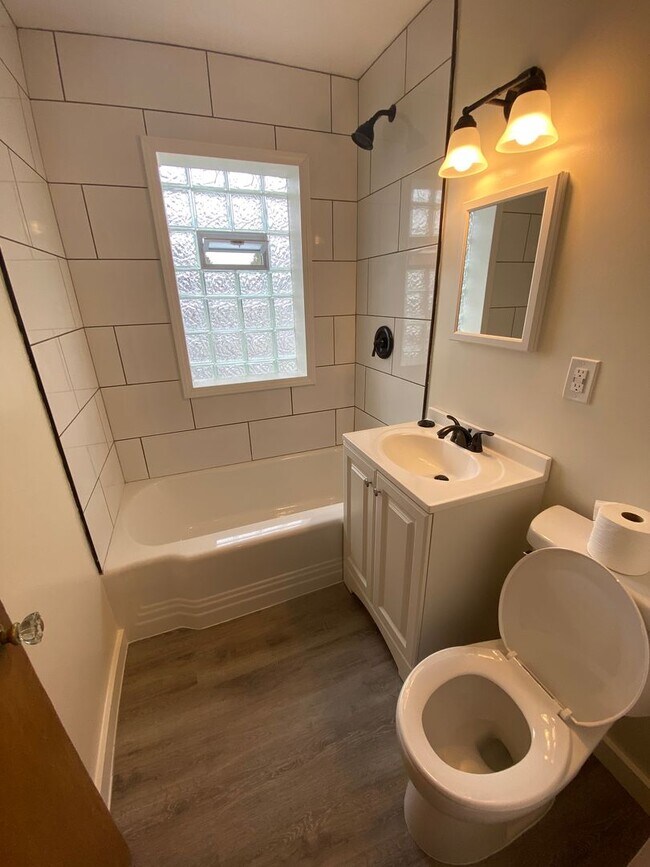 Foto del edificio - Comfortable 2-Bedroom Wauwatosa Apartment