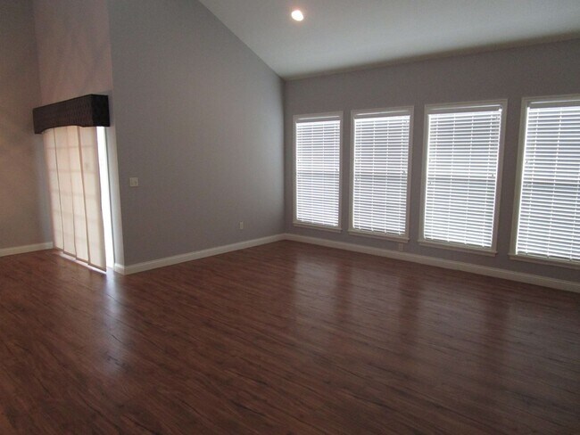 Foto del edificio - Bright 3BR Townhome with Bonus Room - Available July 17!!