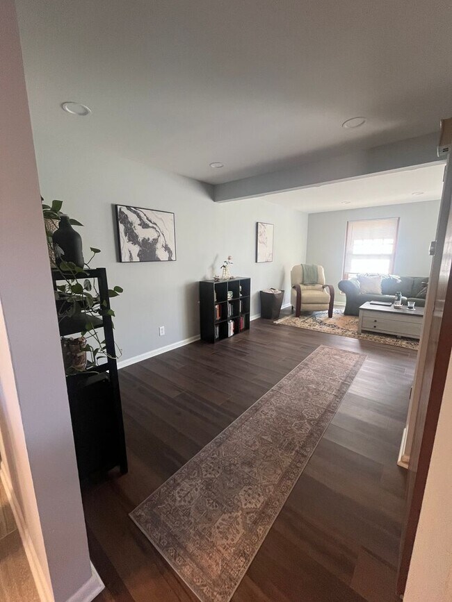 Building Photo - 3 bedroom Condo - Includes resident only c...