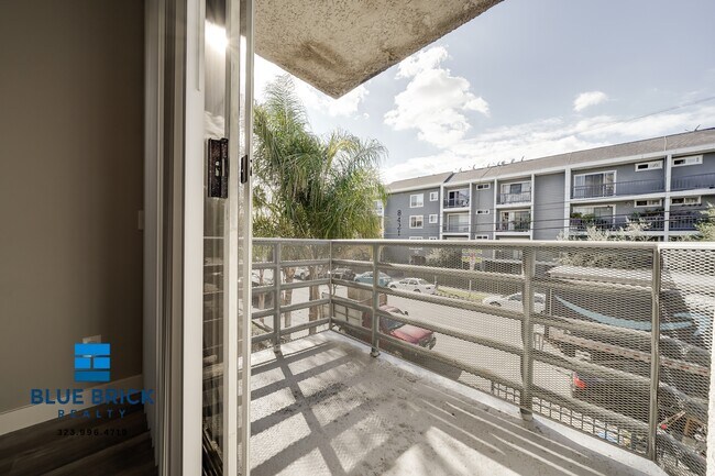 Foto del edificio - 8430 Cedros Ave