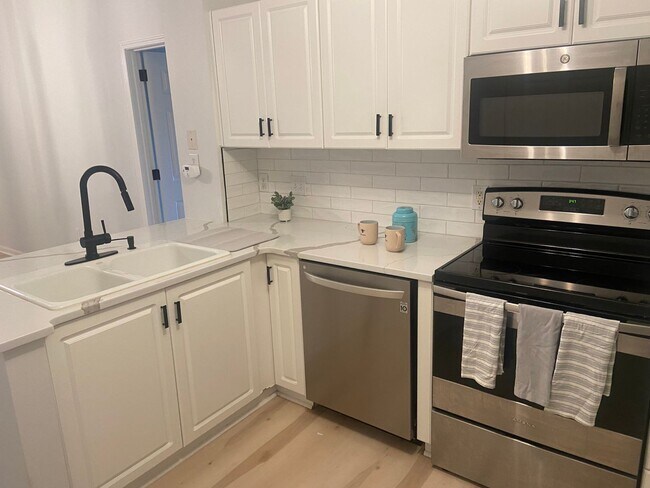 Foto del edificio - Spacious 2 Bedroom Luxury Condo with Pool Access – Wilmington, NC