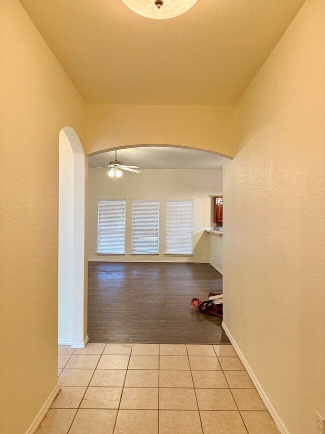 Foto del edificio - Fresh Paint, Fresh Start!  4 Bedroom plus ...