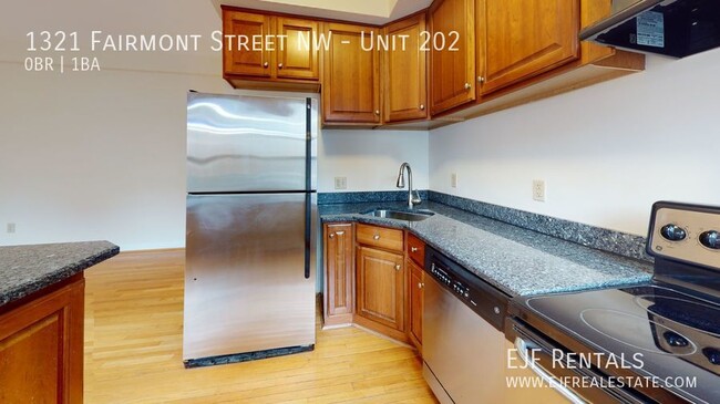 Foto del edificio - Sleek and Updated Studio Apartment W/Full ...