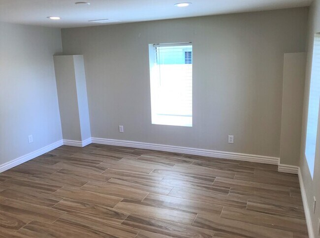 Building Photo - 336 W Culver St