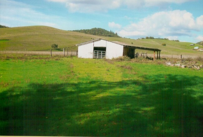 Building Photo - Roberts Creek 4 bedroom with 2 acres and barn