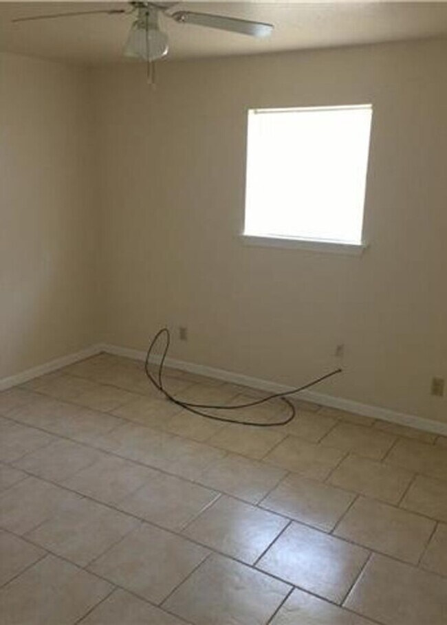 Building Photo - cdb4110