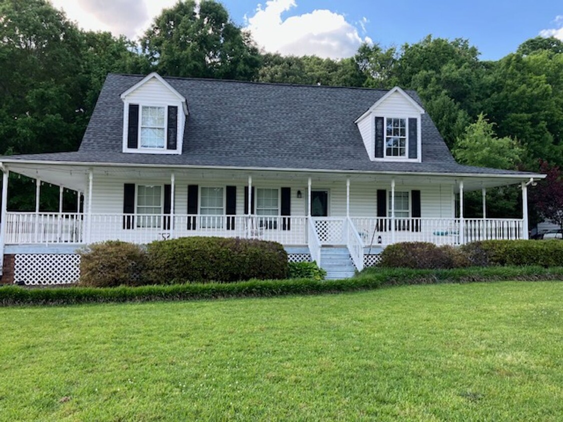 Building Photo - 4 bed, 3 bath house