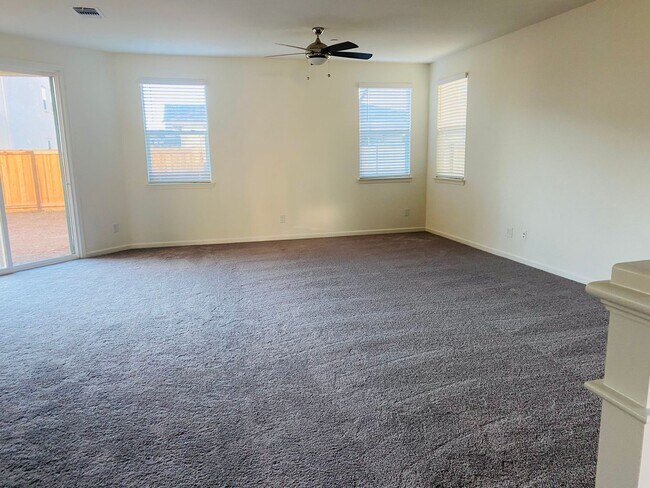 Building Photo - Large Brand New Elk Grove Home!