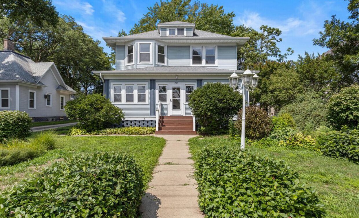 Foto principal - 203 S Division St