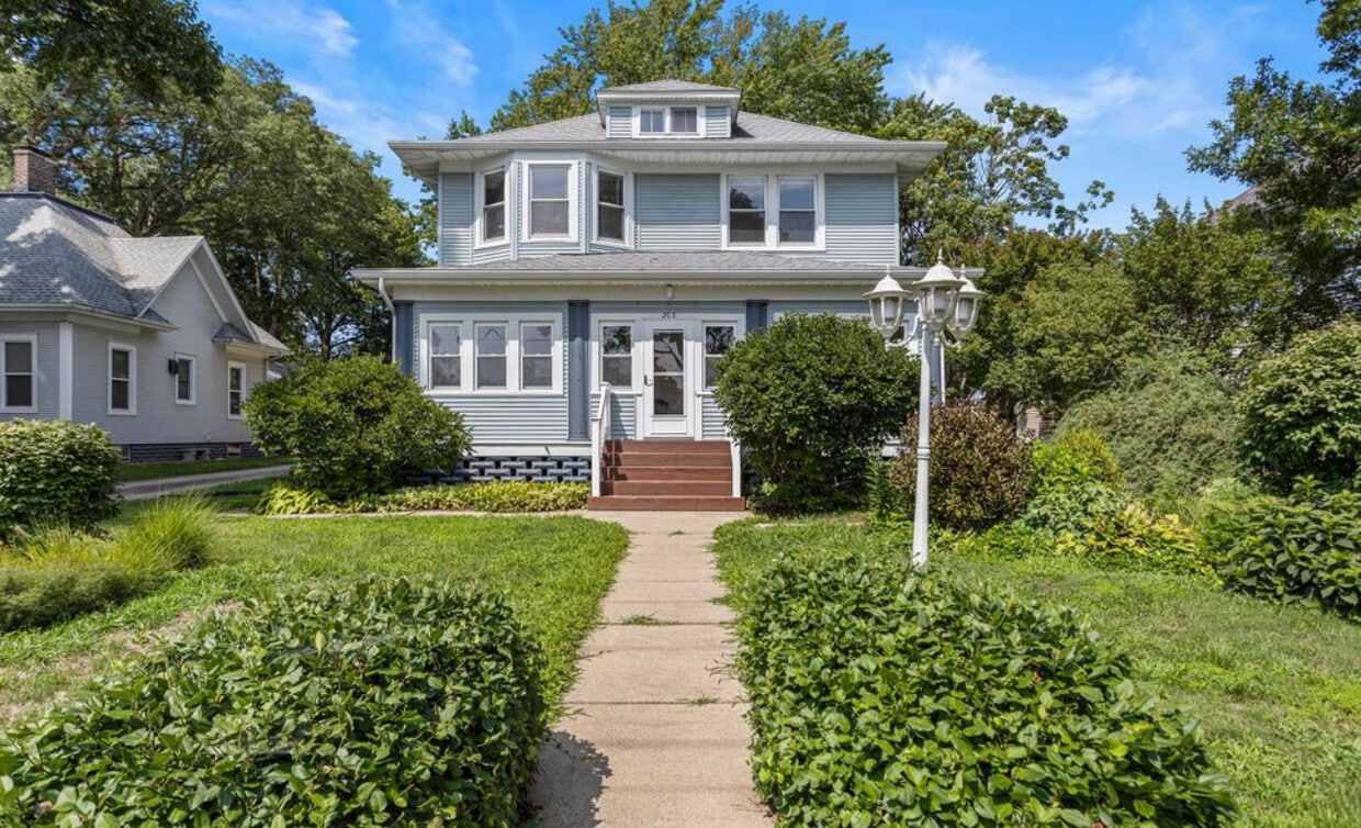 Primary Photo - 203 S Division St