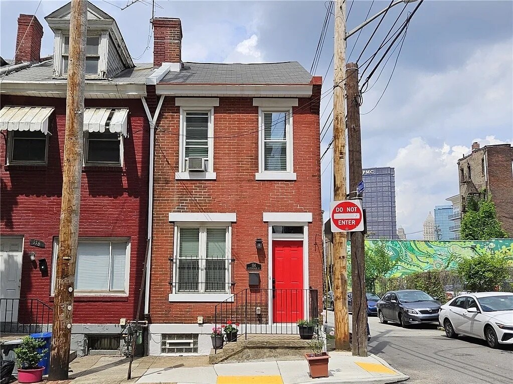 Beautiful brick row house - 114 Miltenberger St