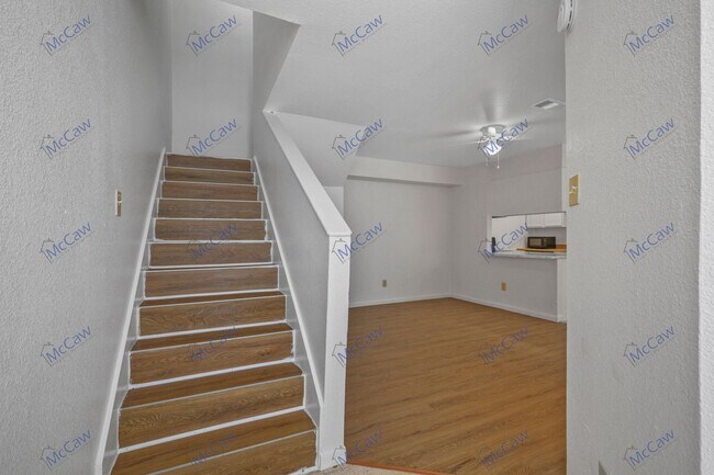 Building Photo - Cute 2/2/1 2-Story Duplex in Fort Worth! *...