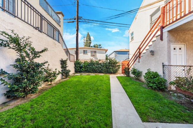 Private enclosed yard for dog - 241 N Cordova St
