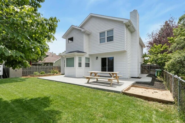 Foto del edificio - 4212 Fall River Dr