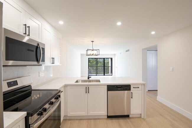 Building Photo - 2322 S Cypress Bend Dr