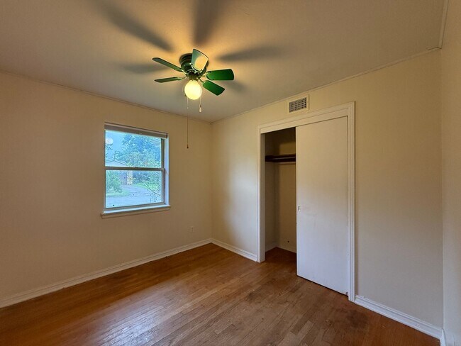 Foto del edificio - Reduced Rent! Available Now! ***SPECIAL 50% OFF 1ST FULL MONTH'S RENT***    Charming 4 bedroom ho...