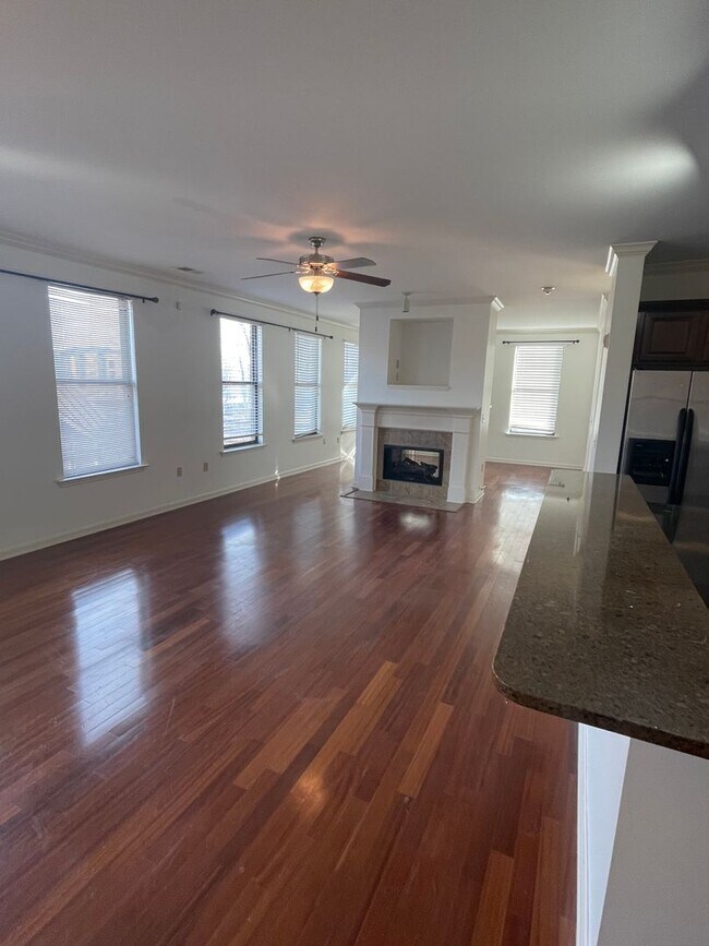 Building Photo - 2BD/2BA Condo located Downtown!