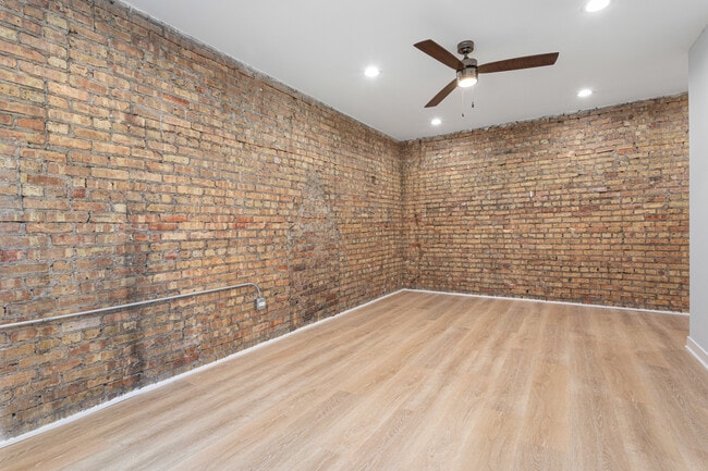Building Photo - 7381 N Damen Ave