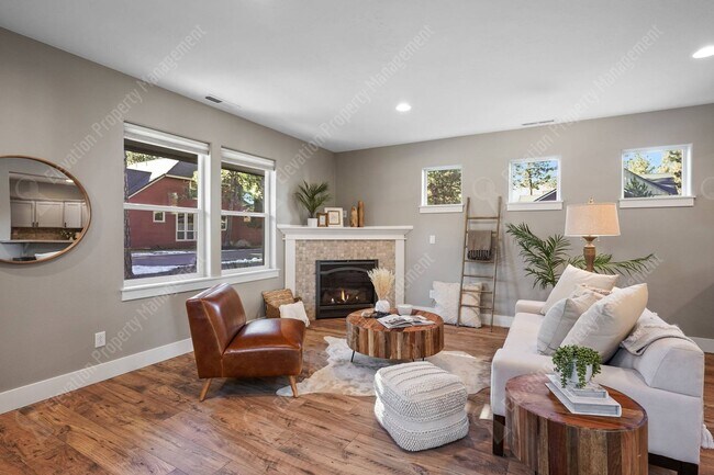 Foto del edificio - Newer 3 BR home on beautiful wooded lot in...