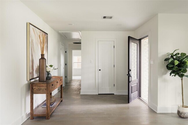 Building Photo - 2413 Briarhurst Dr