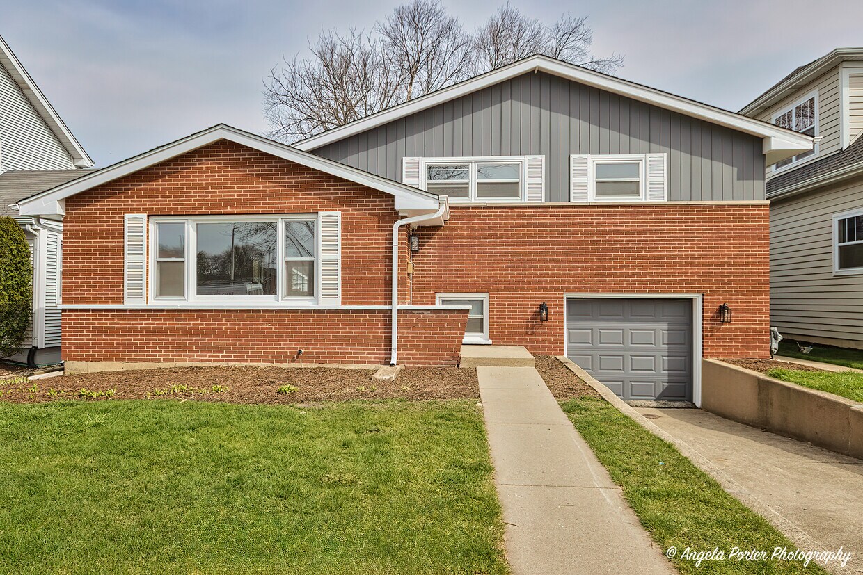 Front - 410 W Mueller St