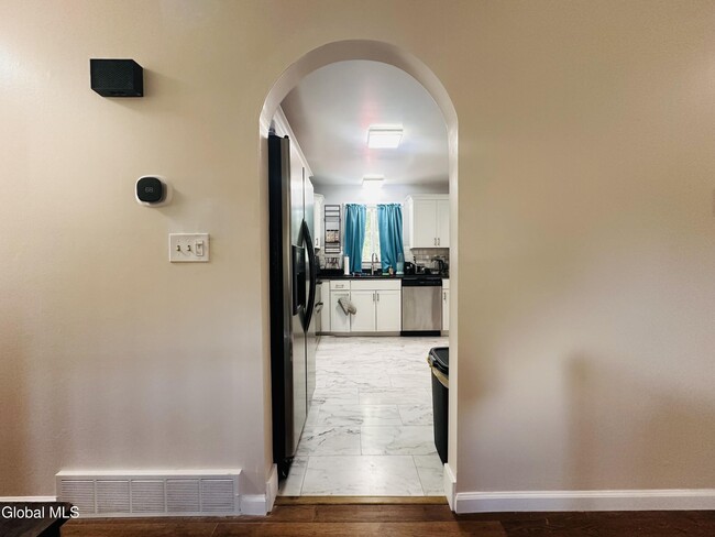 Building Photo - 4 Thoroughbred Ln