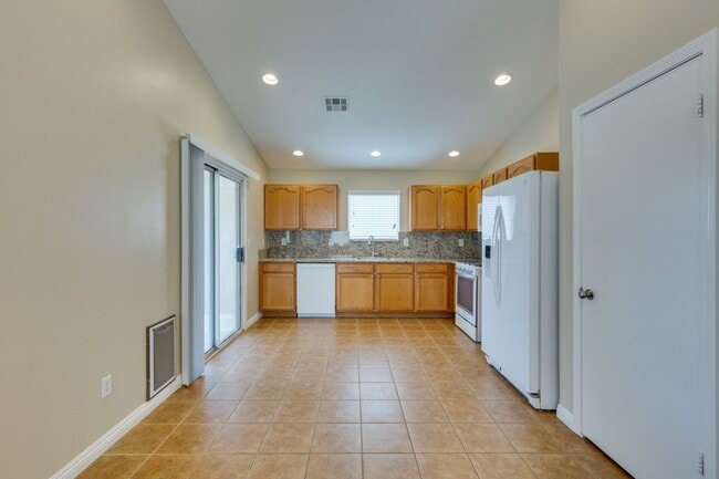 Building Photo - Single story 3 bedroom home in a lovely NW...