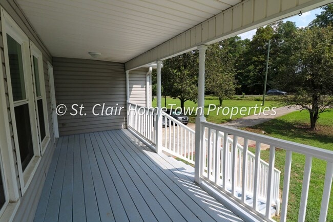 Building Photo - Spacious house close to town