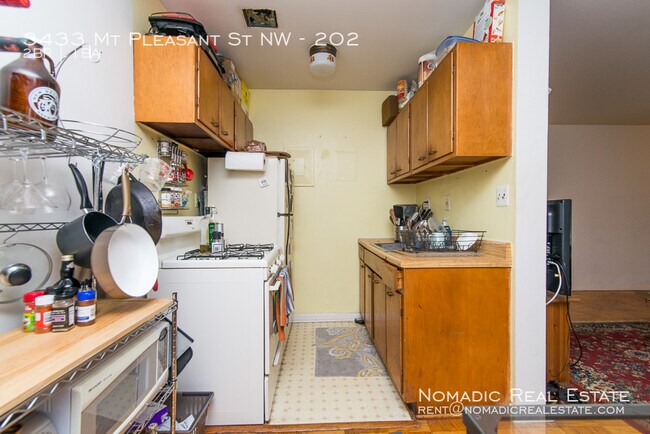 Foto del edificio - 3433 Mt Pleasant St NW