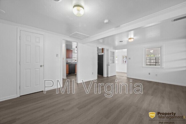 Building Photo - 9 Pine Ln