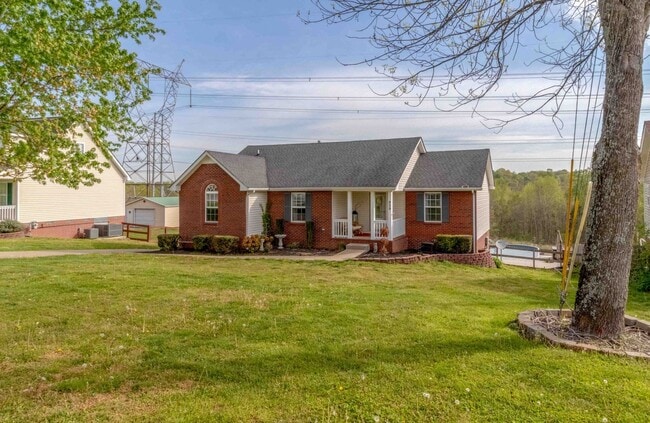 Building Photo - 3 bedroom Dog Friendly Home For Rent with Swimming Pool!