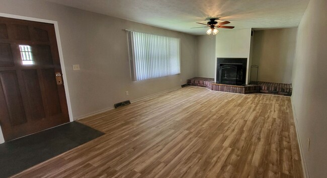 Building Photo - 3 Bedroom 2 Bath 2 Car Garage! South! $1295