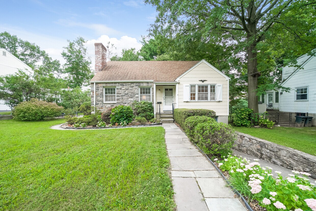 12 Burton Rd, Larchmont, NY 10538 House Rental in Larchmont, NY